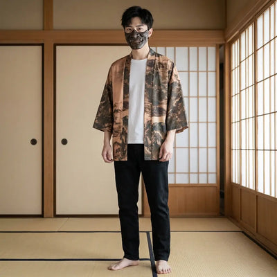 Hombre luciendo una chaqueta kimono haori en un washitsu tradicional japonés
