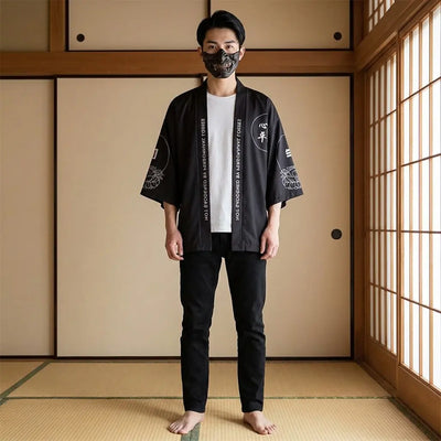 Hombre con chaqueta kimono haori en un salón tradicional japonés