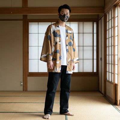 Hombre con una chaqueta kimono haori en una sala washitsu tradicional japonesa, vista frontal