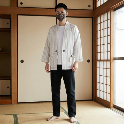 Hombre con un haori blanco en una habitación tradicional japonesa washitsu, vista frontal