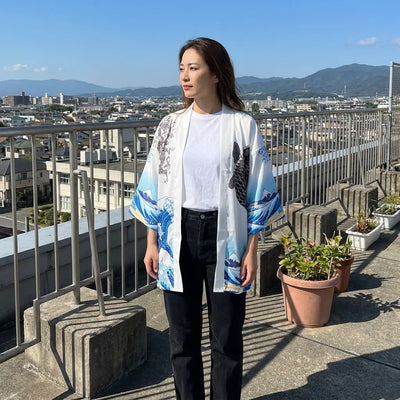 Kimono coverup con la ola de Kanagawa sobre una terraza con plantas