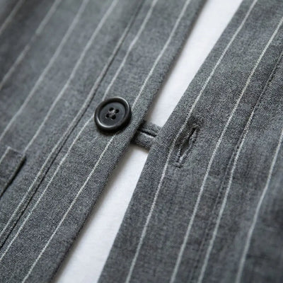 Detalle de la tela estampada y la manga de una chaqueta kimono para hombre