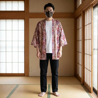 Hombre con chaqueta kimono haori en una sala tradicional japonesa washitsu, vista frontal