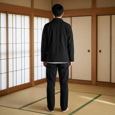 Vista trasera de un samue japonés mostrando el diseño completo de la espalda