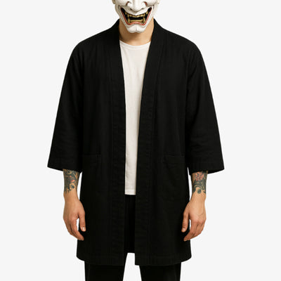 Una chaqueta kimono Haori negra inspirada en las prendas de abrigo tradicionales japonesas, perfecta para combinar con atuendos tanto informales como formales.