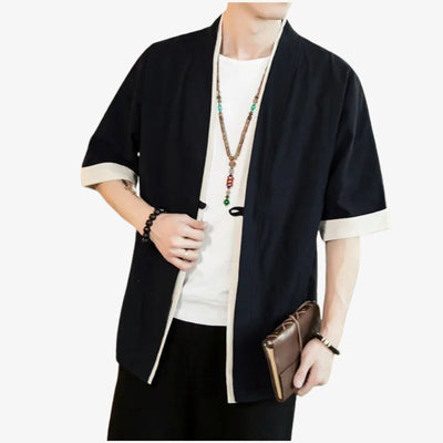 Persona con un chaqueta kimono japonesa haori negra con ribetes blancos sobre fondo blanco