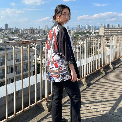 Chaqueta kimono japonesa con estampado de máscara oni, fotografiada en una azotea