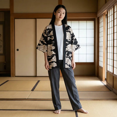 Mujer luciendo una chaqueta kimono japonesa en una sala con tatami y shoji