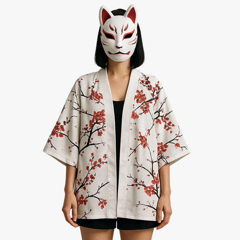 Mujer con chaqueta kimono blanca y máscara kitsune tradicional