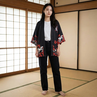 Mujer con una chaqueta kimono mujer en una habitación washitsu con tatami y paneles shoji