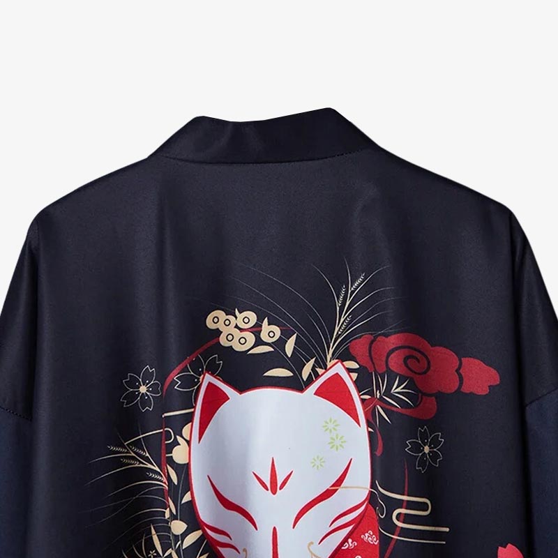 Chaqueta kimono negra con máscara kitsune