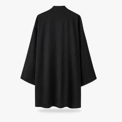 Chaqueta kimono negra vista de espaldas sobre fondo blanco