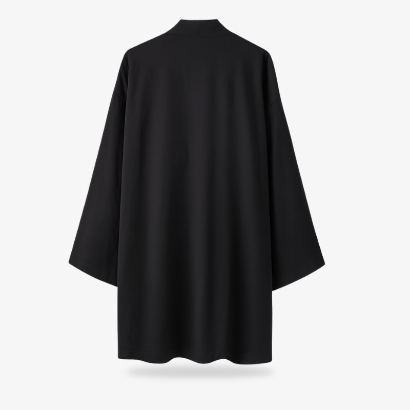Chaqueta kimono negra vista de espaldas sobre fondo blanco