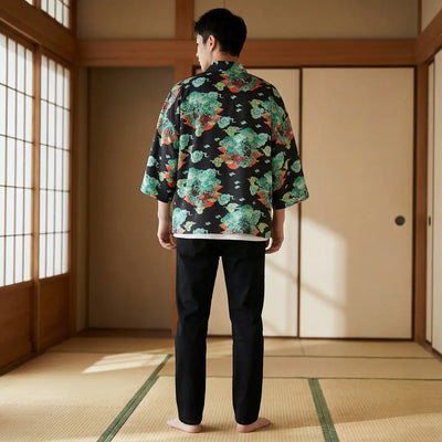 Vista trasera de un haori con estampado de nubes japonesas, mostrando el diseño completo