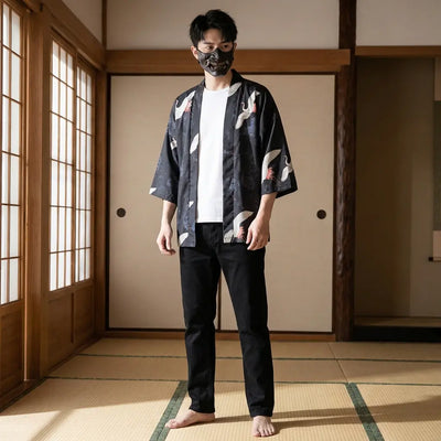 Hombre con chaqueta kimono tradicional en una sala washitsu japonesa, vista frontal