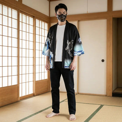 Hombre con chaqueta kimono tradicional japonesa en una sala washitsu, vista frontal