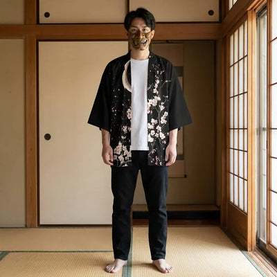 Haori Luna Hombre llevado por un hombre en una habitación japonesa tradicional, vista frontal