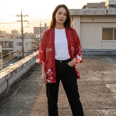 La chaqueta kimono con máscara de zorro fotografiada en una azotea al final del día, con luz cálida de fondo