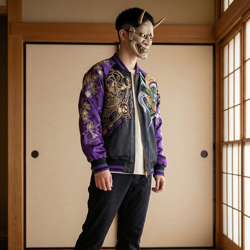 Chaqueta Raijin Fujin morada y dorada en un tejado de instituto japonés