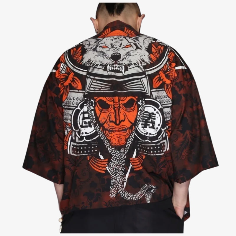 Hombre luciendo una chaqueta haori tradicional japonesa con detallado diseño de máscara mempo, sobre fondo blanco