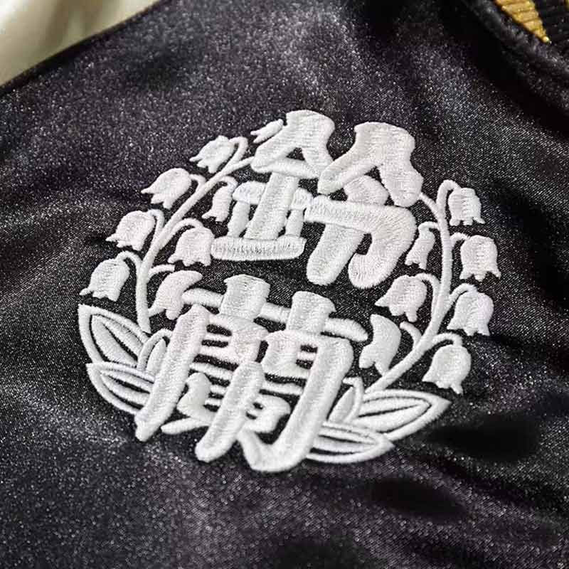 Detalle de cremallera y bordado satinado en una chaqueta souvenir japonesa