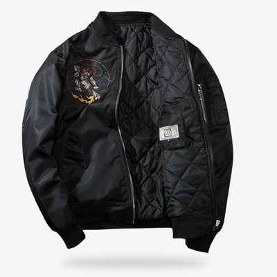 Hombre con una chaqueta souvenir bomber de inspiración japonesa