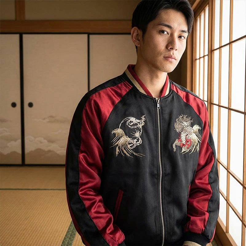 Hombre con una chaqueta souvenir japonesa negra y roja en una habitación tradicional washitsu