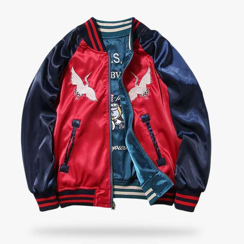 Nuestra chaqueta souvenir reversible muestra patrones vibrantes y temas de la cultura japonesa, con cada cara igual de atractiva