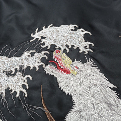 Chaqueta souvenir japonesa con bordado de lobo blanco sobre fondo negro
