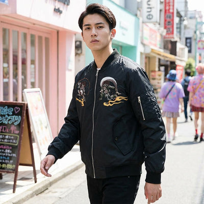 Hombre con una chaqueta souvenir de Tokio negra bordada en una calle de Harajuku