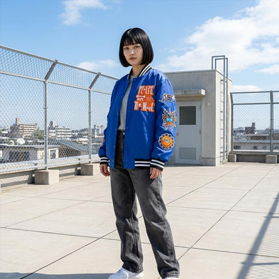 Persona con una chaqueta bomber japonesa de mujer con diseños coloridos en una azotea con vista a la ciudad