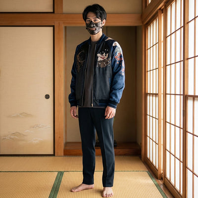 Hombre con chaqueta sukajan azul oscuro con estampado floral en una sala tradicional japonesa