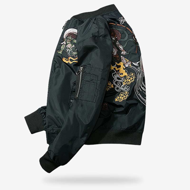 Hombre luciendo una chaqueta sukajan bomber de estilo japonés