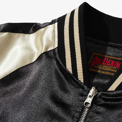 La chaqueta souvenir de calidad está confeccionada con bordado detallado y motivos tradicionales japoneses