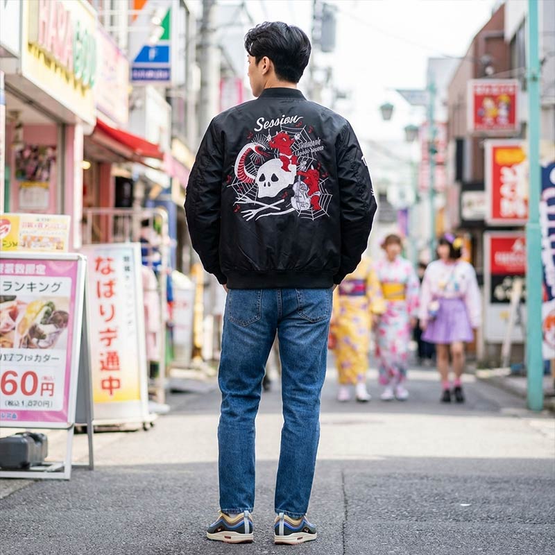 Chaqueta sukajan negra con diseño de calavera en una calle de Tokio
