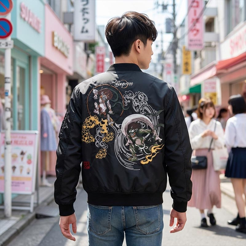 Persona con una chaqueta sukajan bordada con dioses japoneses en una calle de Japón