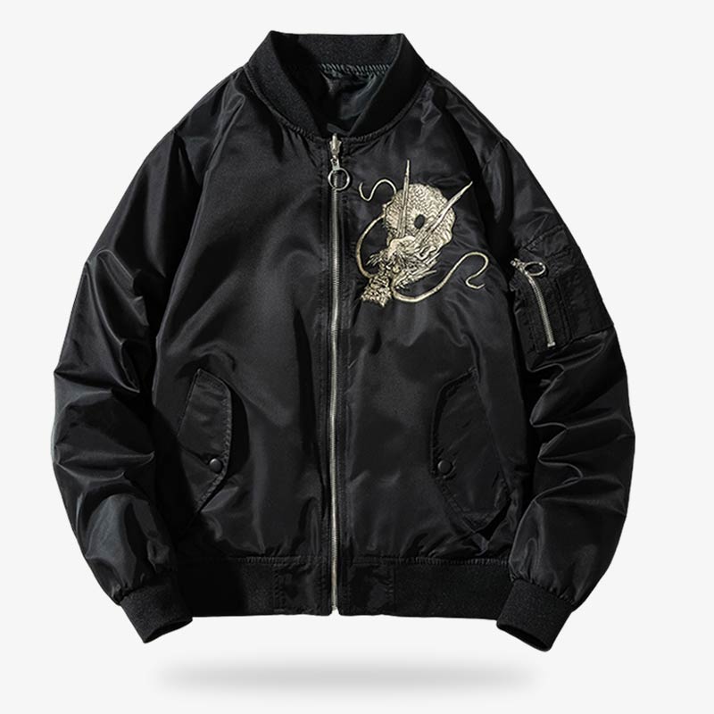 La chaqueta sukajan dragón es un bomber japonés que se puede llevar como chaqueta de aviador o como teddy de béisbol