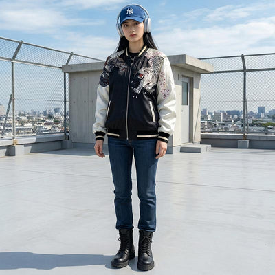 Persona con una elegante chaqueta souvenir femenina con motivos florales, un dragón y un tigre bordados sobre fondo de tejado escolar japonés
