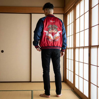 Persona con una chaqueta sukajan grulla roja y azul de diseño floral en una sala con puertas correderas de madera