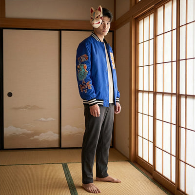 Persona con una chaqueta sukajan azul de estilo japonés con diseños coloridos en una sala tradicional