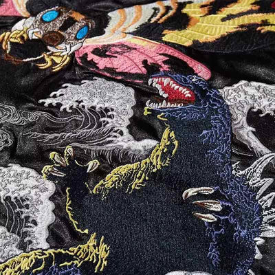 La chaqueta souvenir vintage muestra un diseño retro japonés, ideal para coleccionistas de estilo tradicional