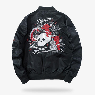 Chaqueta sukajan de satén negro con bordados detallados