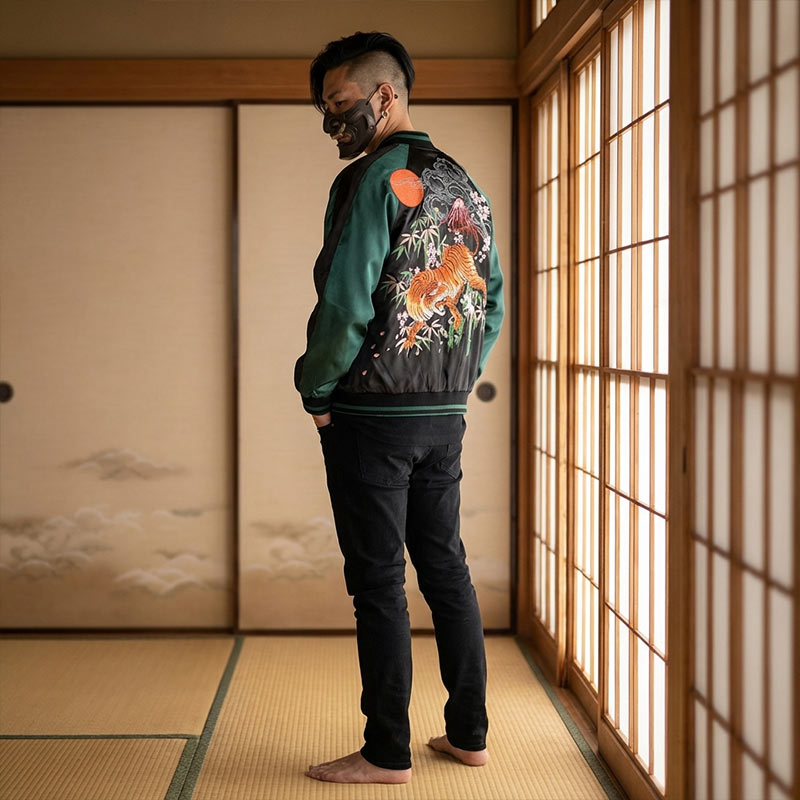 Persona con una chaqueta sukajan tigre bambú en una habitación tradicional japonesa