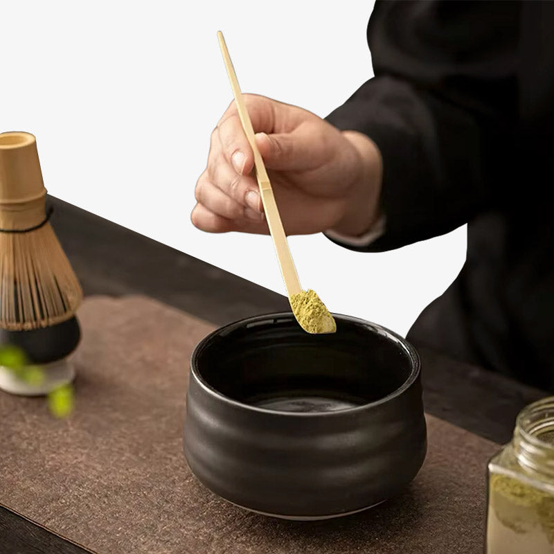 Chashaku de bambú para matcha, elemento esencial en la preparación del té matcha japonés