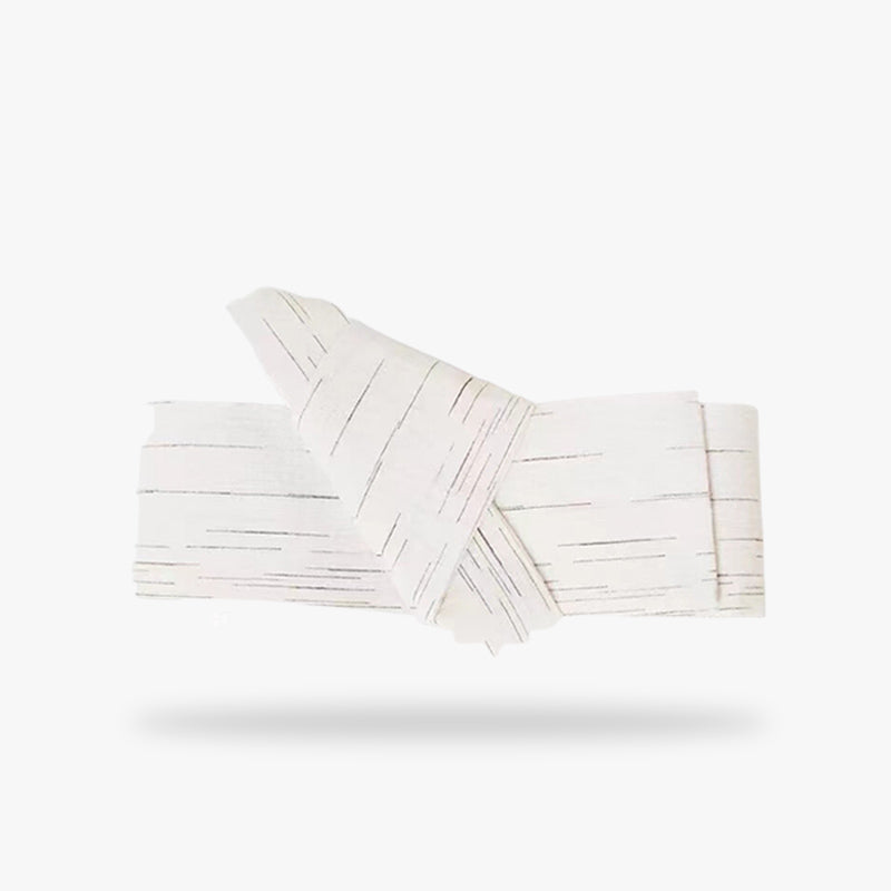 Cinturón obi blanco con motivos de líneas verticales, usado para cerrar el kimono japonés de hombre