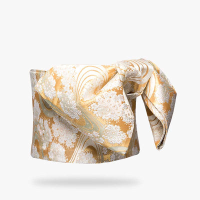 Cinturón obi tradicional bordado con motivos florales japoneses que cierra un kimono