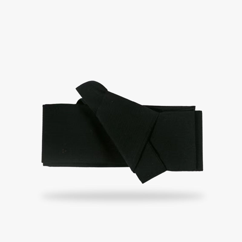 Cinturón obi negro usado para cerrar un kimono o yukata japonés masculino