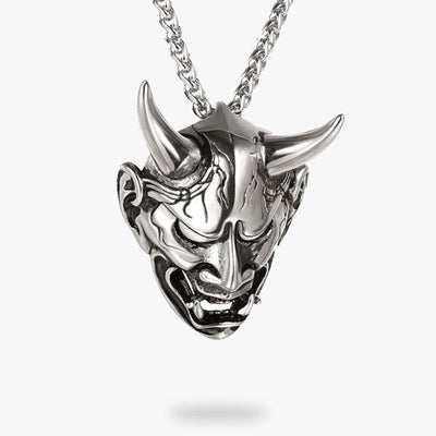 Colgante japonés con cabeza de demonio Oni, cuernos y colmillos, en plata con cadena a juego