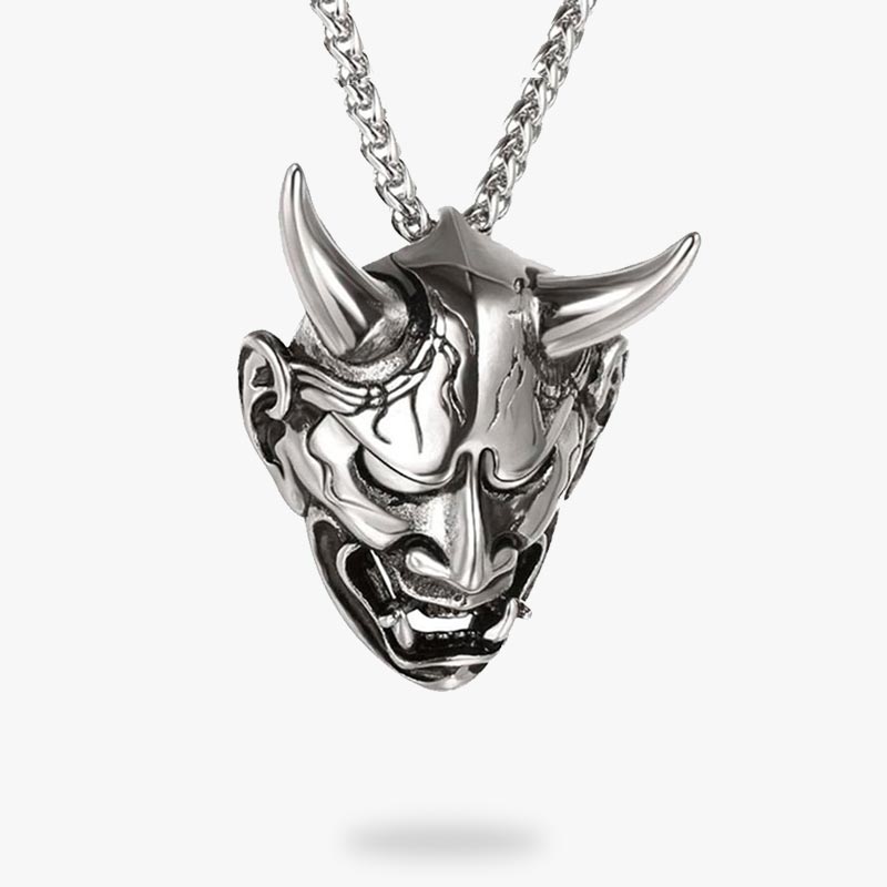 Colgante japonés con cabeza de demonio Oni, cuernos y colmillos, en plata con cadena a juego