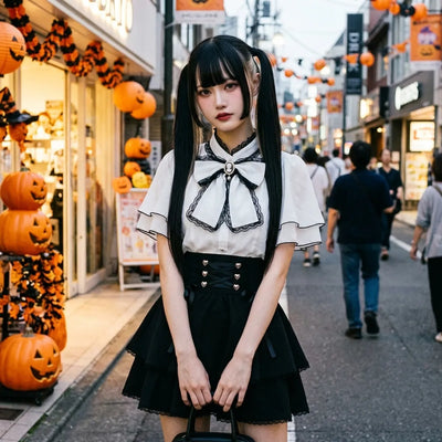 Conjunto jirai kei lucido en una calle de Tokio en Halloween, con calabazas talladas y farolillos naranjas detras